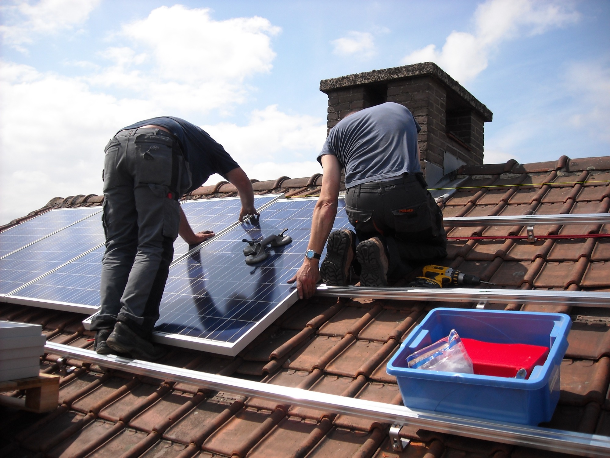 Energielabel. Zonnepanelen plaatsen op dak. Energiebesparing